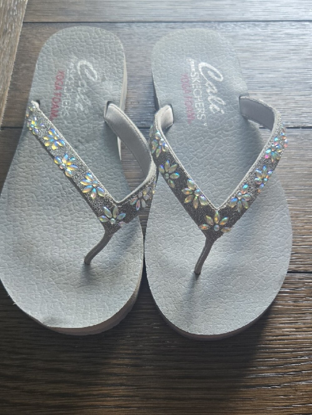 Skechers CALI With Yoga Foam Light Gray Flip Flops with Metallic Floral Straps - Picture 2 of 6